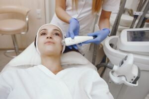 mujer en estudio de cosmetologia en depilacion laser
