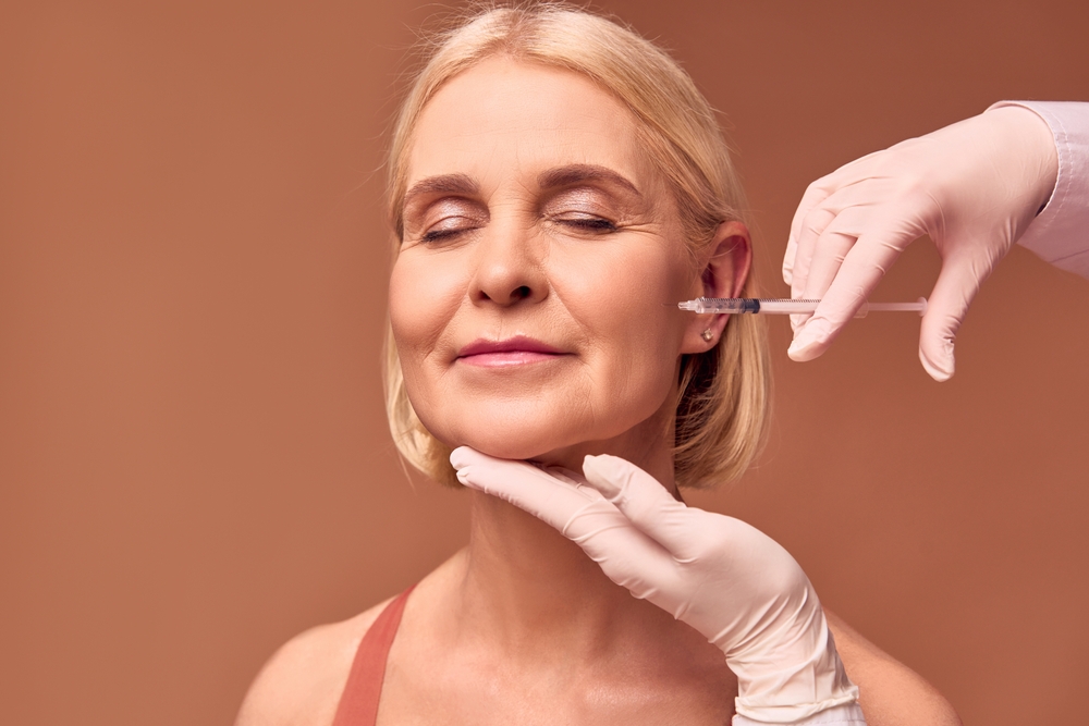 News 8 Dermatólogo en Murcia aplicando estimuladores de colágeno con ácido hialurónico en el rostro